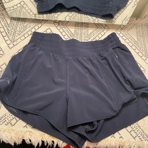 NAVY HOTTY HOT HIGH RISE SHORTS ! (size 6) (great condition, 2.5 length